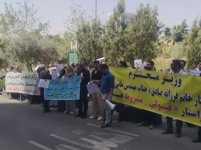 تجمع تعدادی  از  متقاضیان ورود به حرفه مهندسی مقابل وزارت راه و شهرسازی