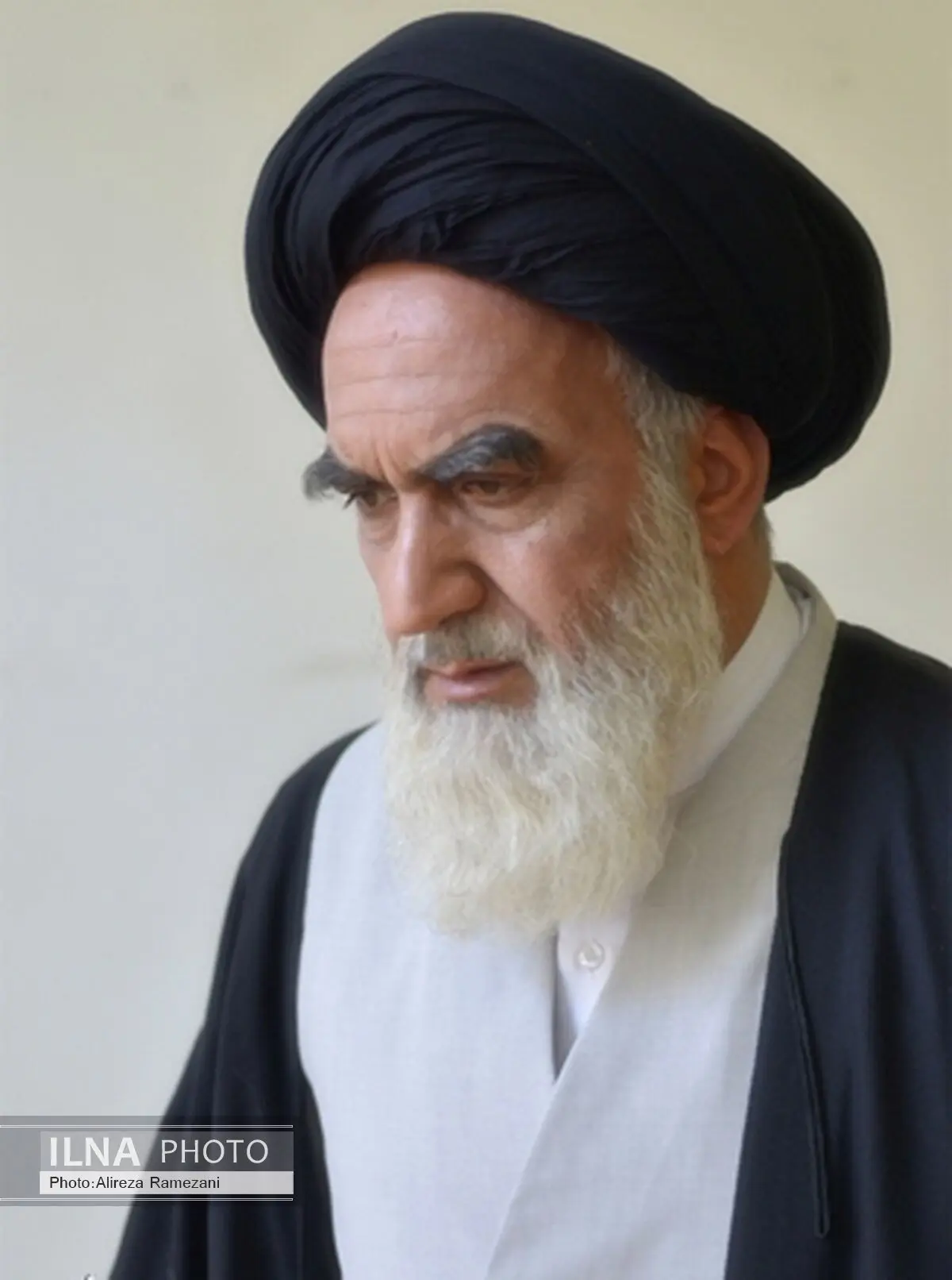 تصویر بازیگر نقشِ امام خمینی در "معمای شاه" منتشر شد