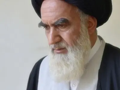 تصویر بازیگر نقشِ امام خمینی در "معمای شاه" منتشر شد