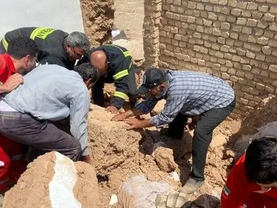 نجات یک کارگر از زیر آوار ساختمان در اصفهان