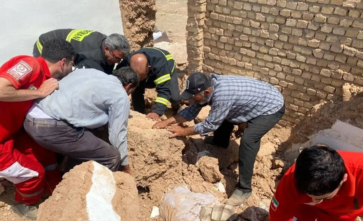 نجات یک کارگر از زیر آوار ساختمان در اصفهان