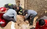 نجات یک کارگر از زیر آوار ساختمان در اصفهان