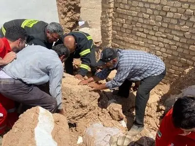 نجات یک کارگر از زیر آوار ساختمان در اصفهان