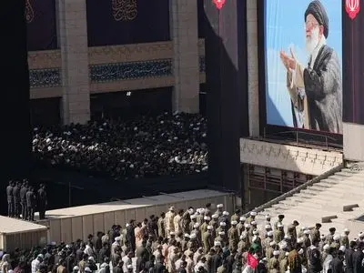 مراسم اقامه نماز بر پیکر مطهر امام مجاهد شهید حضرت آیت‌الله العظمی سیدعلی خامنه‌ای و شهدای خانواده ایشان