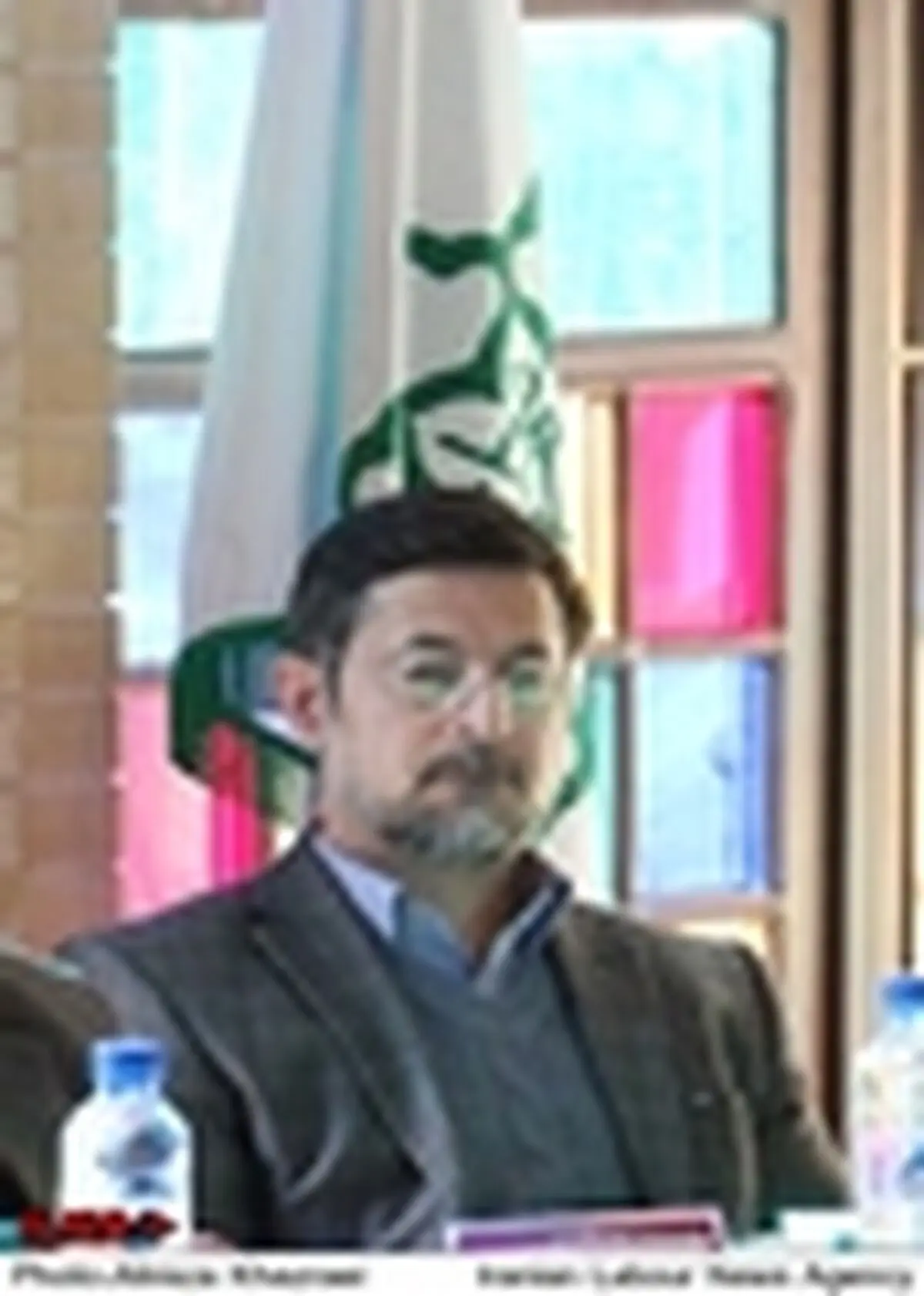 رسانه‌ها با محیط زیست سیاسی برخورد نکنند