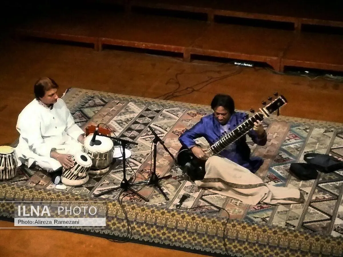 نوازنده هندی زنگ آغاز جشنواره سی و دوم را به صدا در آورد