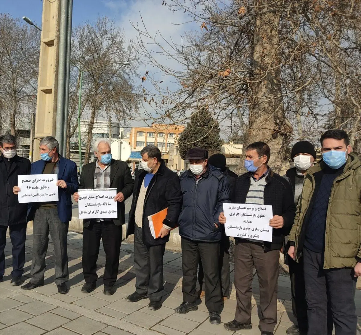 تجمع بازنشستگان تأمین اجتماعی مقابل سازمان مدیریت و برنامه‌ریزی استان