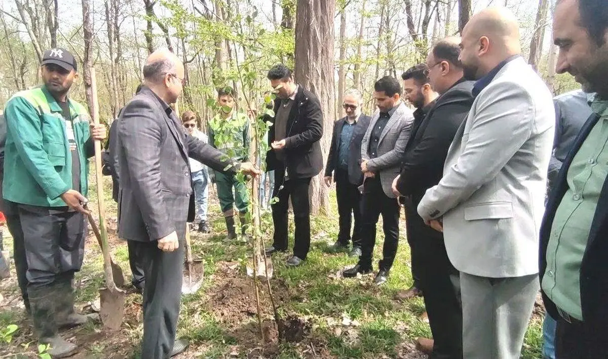 کاشت نهال به یاد رهبر شهید امت و شهدای جنگ رمضان در بندرکیاشهر