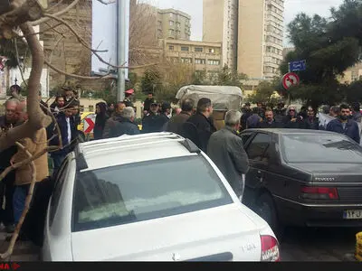 رانندگان بخش خصوصی شرکت واحد اتوبوسرانی مقابل وزارت کشور تجمع کردند