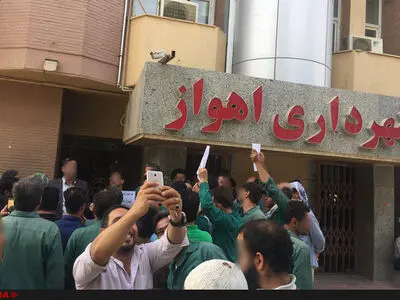 کارگران پیمانی فضای سبز منطقه دو شهرداری اهواز تجمع کردند 