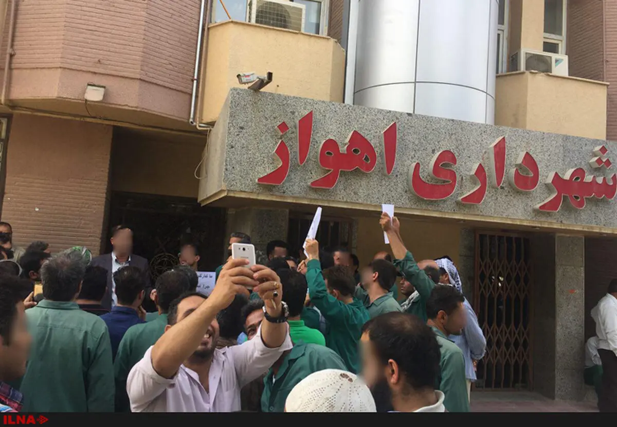 کارگران پیمانی فضای سبز منطقه دو شهرداری اهواز تجمع کردند 