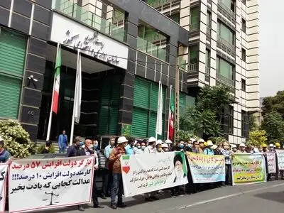 تجمعِ «کلاه سفیدها» مقابل سازمان اداری و استخدامی/ چرا «کارگر دائم» نشدیم؟