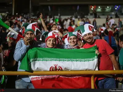 تماشای بازی ایران و اسپانیا  در ورزشگاه آزادی