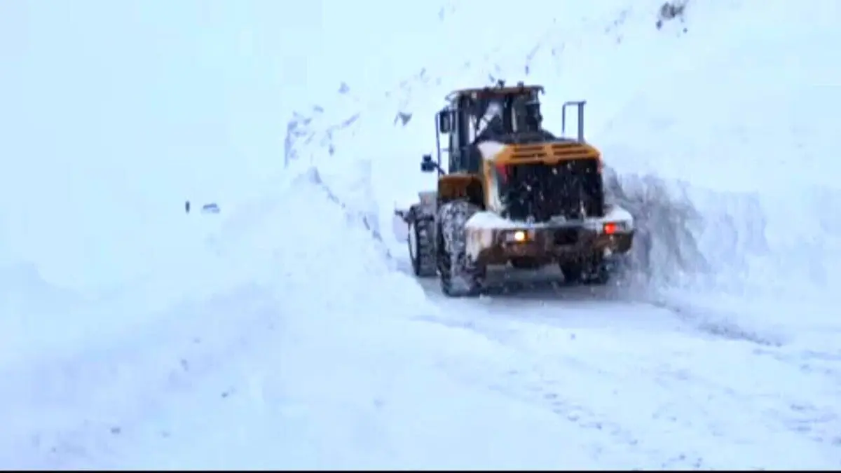سقوط چندباره بهمن در گردنه ژالانه سروآباد/رانندگان با احتیاط تردد کنند