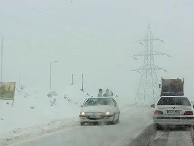 بارش برف سبب لغزنده بودن  راههای مواصلاتی آذربایجان غربی شد/ جاده‌های پیرانشهر_تمرچین و برهان مسدود است