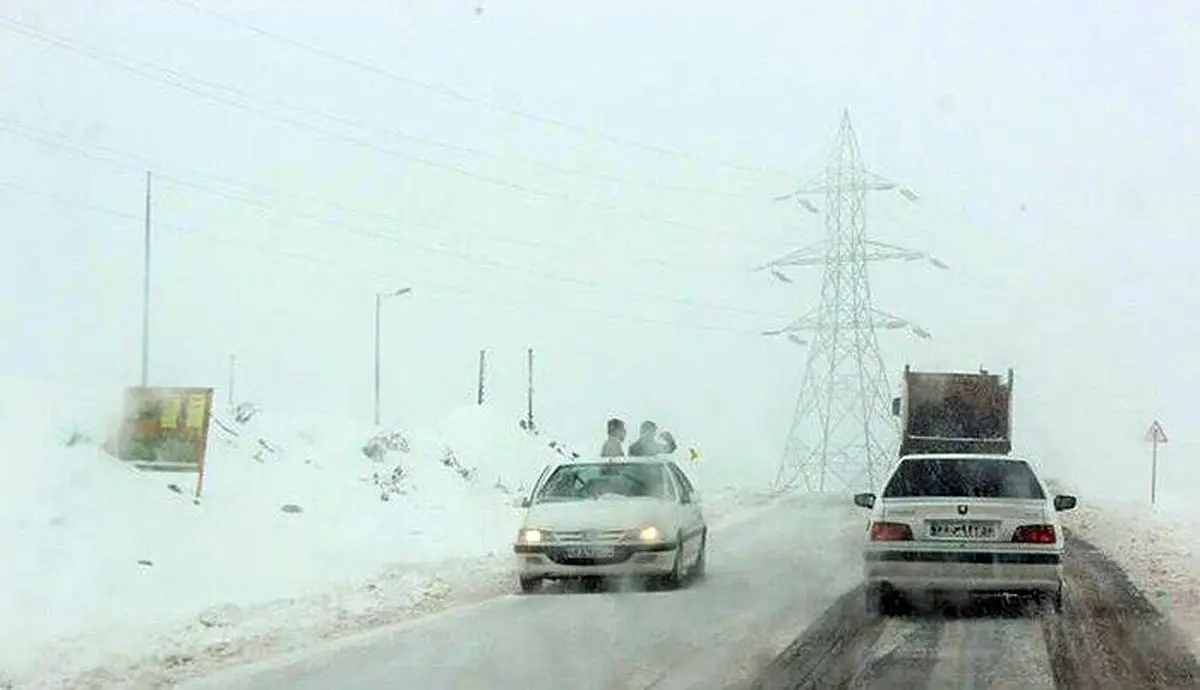 بارش برف سبب لغزنده بودن  راههای مواصلاتی آذربایجان غربی شد/ جاده‌های پیرانشهر_تمرچین و برهان مسدود است