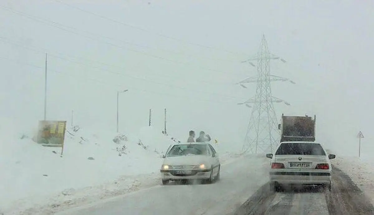 بارش برف سبب لغزنده بودن  راههای مواصلاتی آذربایجان غربی شد/ جاده‌های پیرانشهر_تمرچین و برهان مسدود است