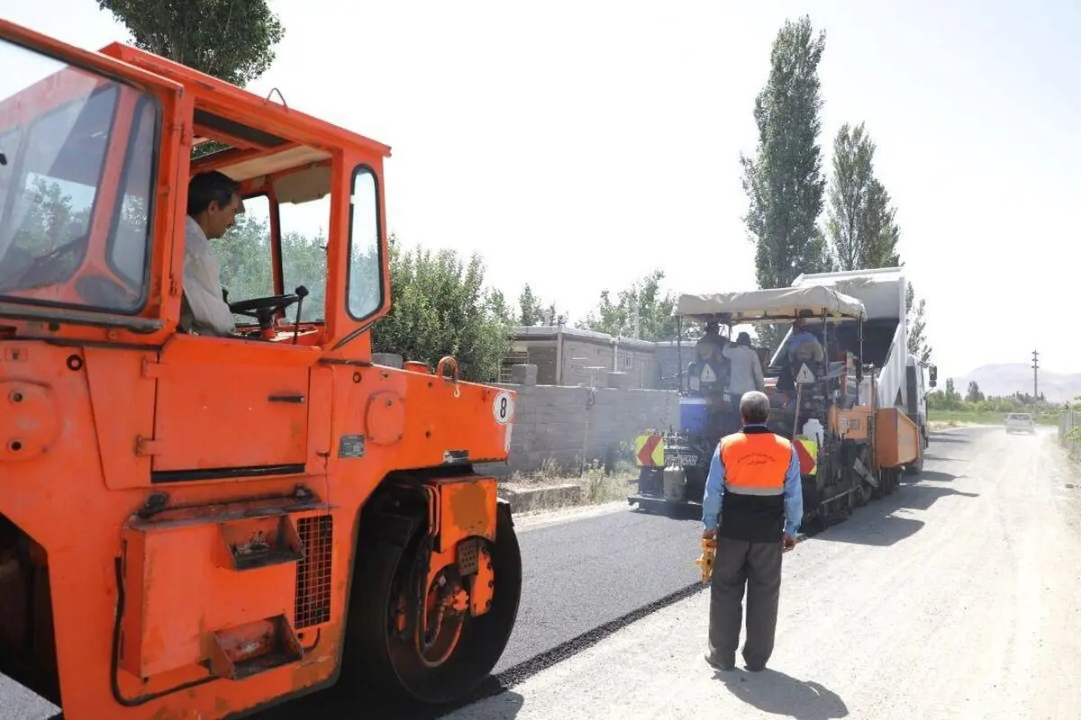 تامین ایمنی محورهای مواصلاتی آذربایجان غربی با تسطیح  ۲۵۰۰ کیلومتر از شانه‌های جاده‌ای