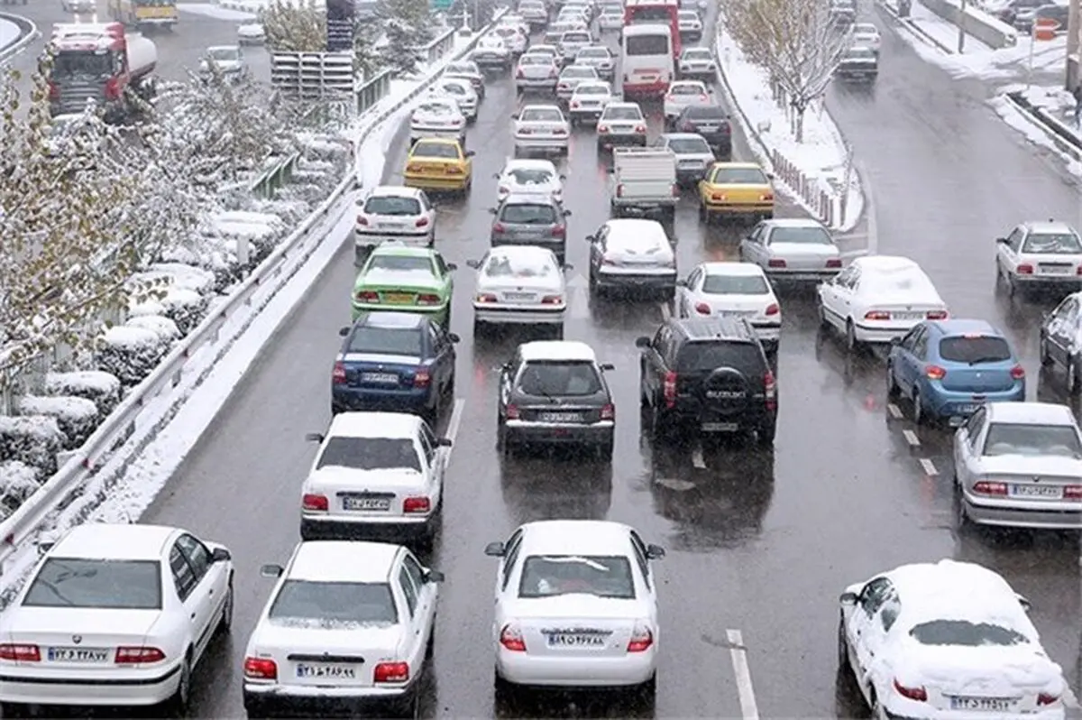 بارش برف و باران در محورهای مازندران و آذربایجان غربی/ترافیک در آزادراه تهران-کرج 