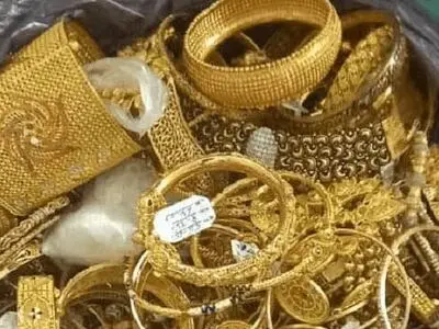 کارگر شهرداری بروجرد کیسه طلا ۵ میلیاردی را از زباله‌ها درآورد و به صاحبش برگرداند