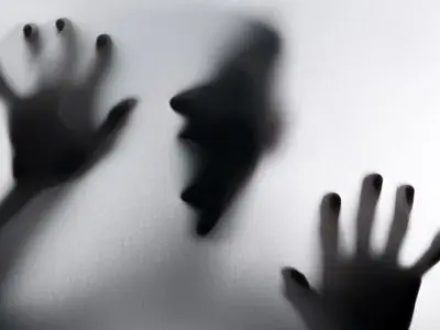 دست‌درازی پزشک مشهور به دختری که بیمارش بود