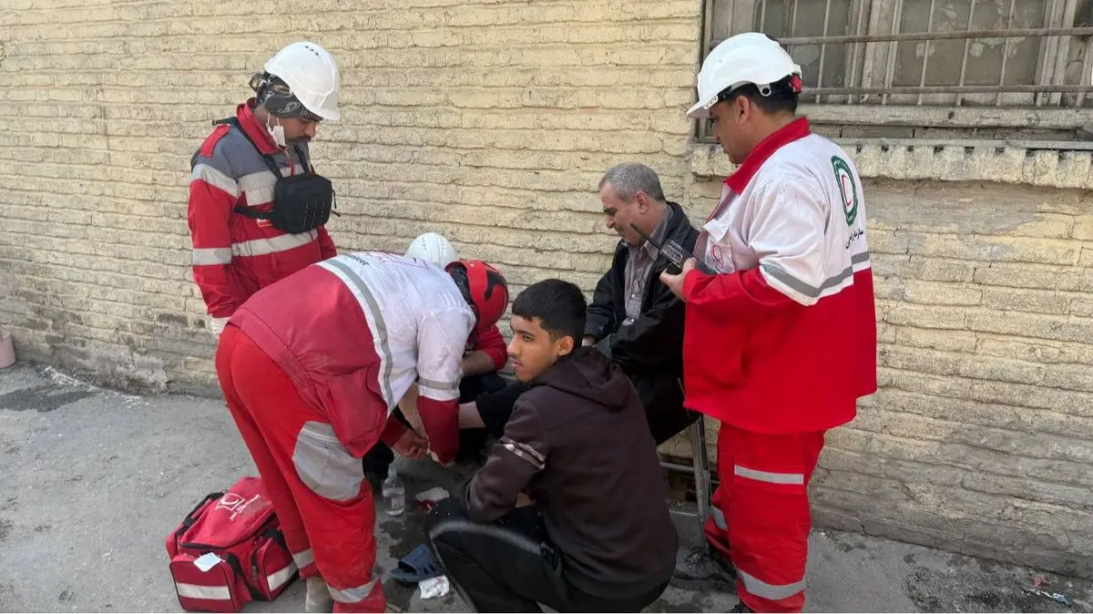 اطلاعیه آموزشی هلال احمر درباره خروج سالمندان از ساختمان آسیب‌دیده