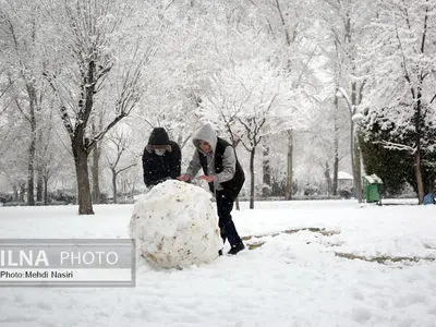  برف بازی بازیکنان تیم فوتبال تراکتور + فیلم