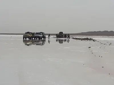غیرقانونی بودن دریافت وجه از گردشگران دریاچه نمک دامغان/ ضرورت مسدود کردن راه دسترسی خودروها به دریاچه