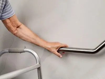 چطور سرویس بهداشتی و حمام را برای سالمندان مناسب سازی کنیم؟