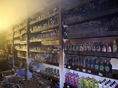 نجات ۵ نفر از ساکنان آپارتمان مسکونی در پی آتش سوزی یک هایپر مارکت