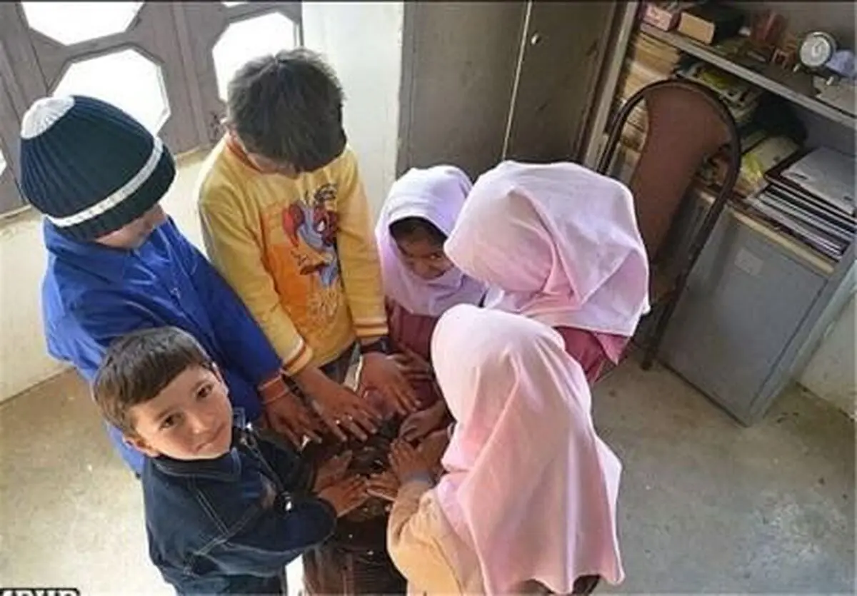 دانش آموزانی که از سرما نمی توانند مشق هایش را بنویسد/ دانش آموزان لودابی برای گرم کردن خود درختان جنگلی را می سوزانند
