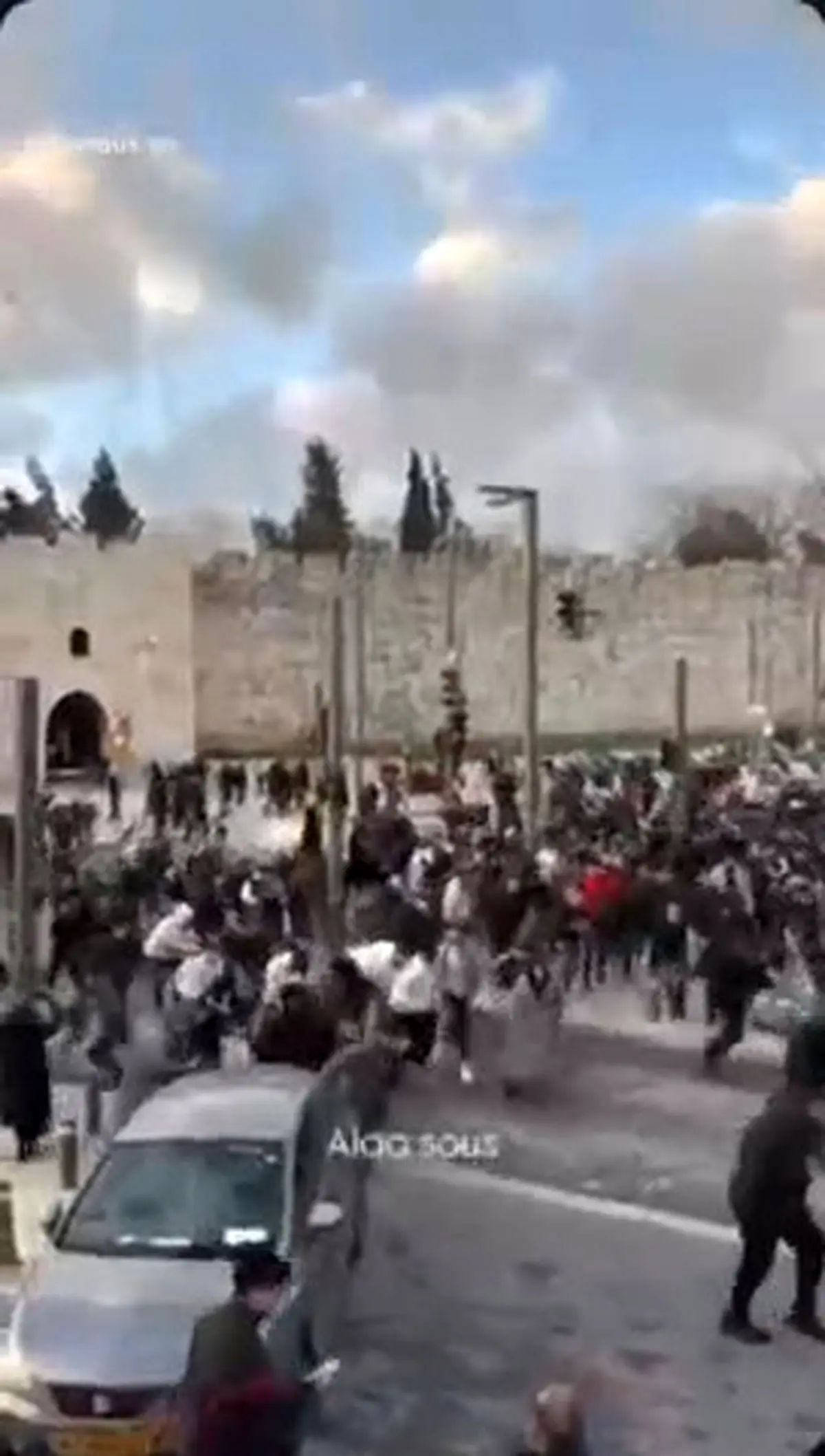 حمله به نمازگزاران همزمان با بسته شدن مسجد الاقصی+ فیلم