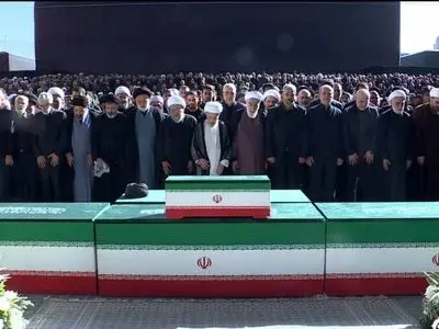 اقامه نماز بر پیکر رهبر شهید و خانواده ایشان با حضور مردم 