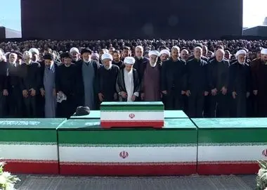 اقامه نماز بر پیکر رهبر شهید و خانواده ایشان با حضور مردم 