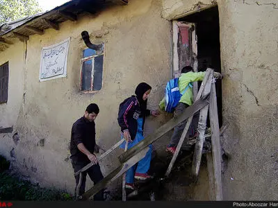 یک مدرسه برای دو دانش‌آموز/"سرباز معلمی که" هر روز ۶۰ کیلومتر برای تدریس طی می‌کند