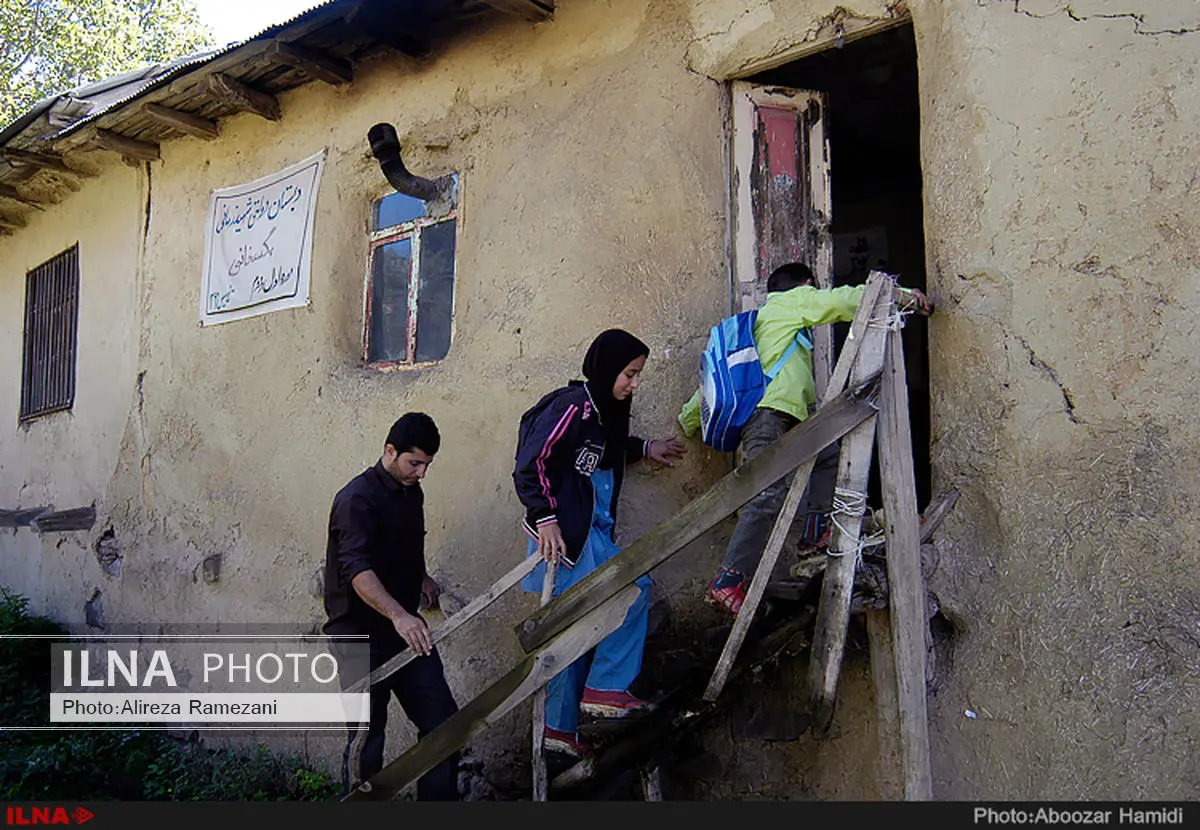 یک مدرسه برای دو دانش‌آموز/"سرباز معلمی که" هر روز ۶۰ کیلومتر برای تدریس طی می‌کند