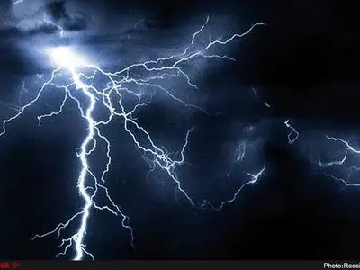 برخورد دیدنی صاعقه به آسمان خراش برج خلیفه در دبی + فیلم