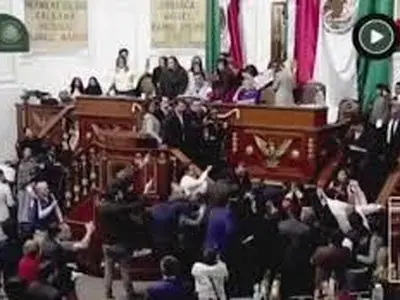 گیس و گیس‌کشی خانم‌ها سر بودجه در کنگرۀ مکزیکوسیتی + فیلم