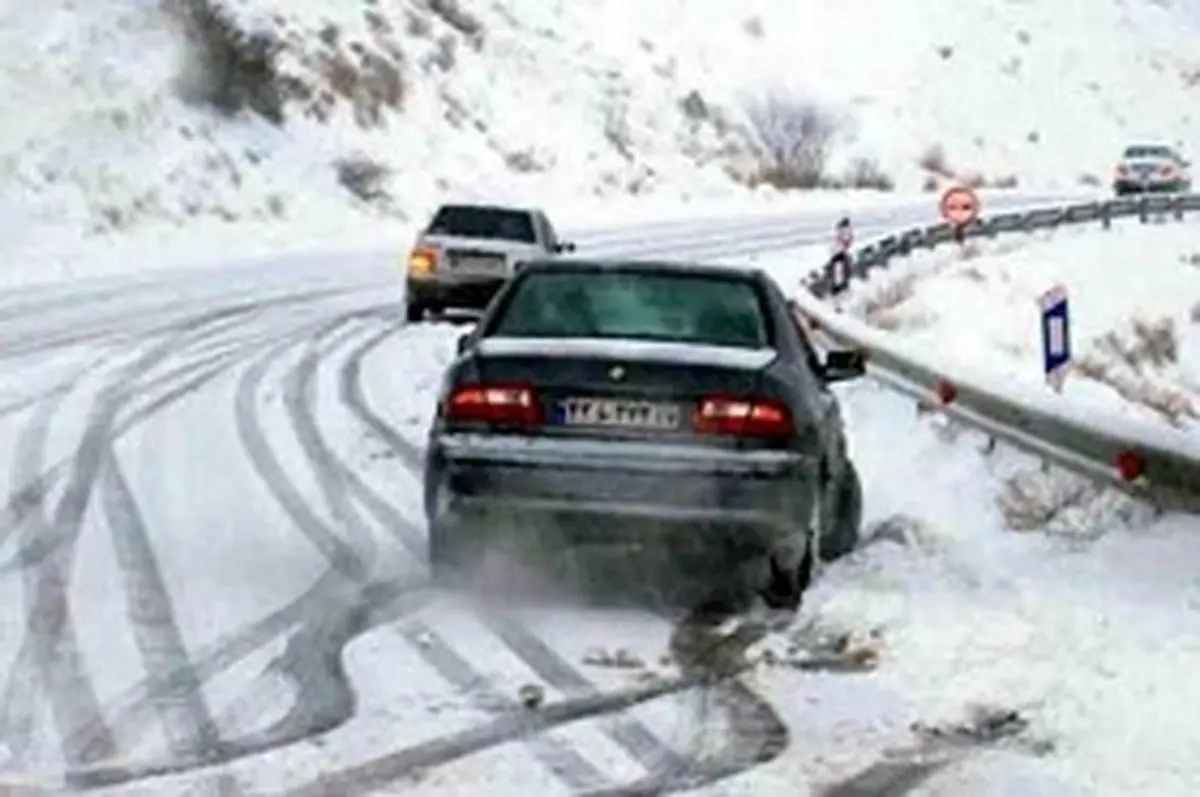 جاده های خراسان رضوی لغزنده و برفی است