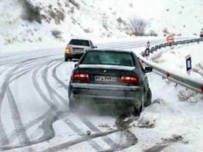 جاده های خراسان رضوی لغزنده و برفی است