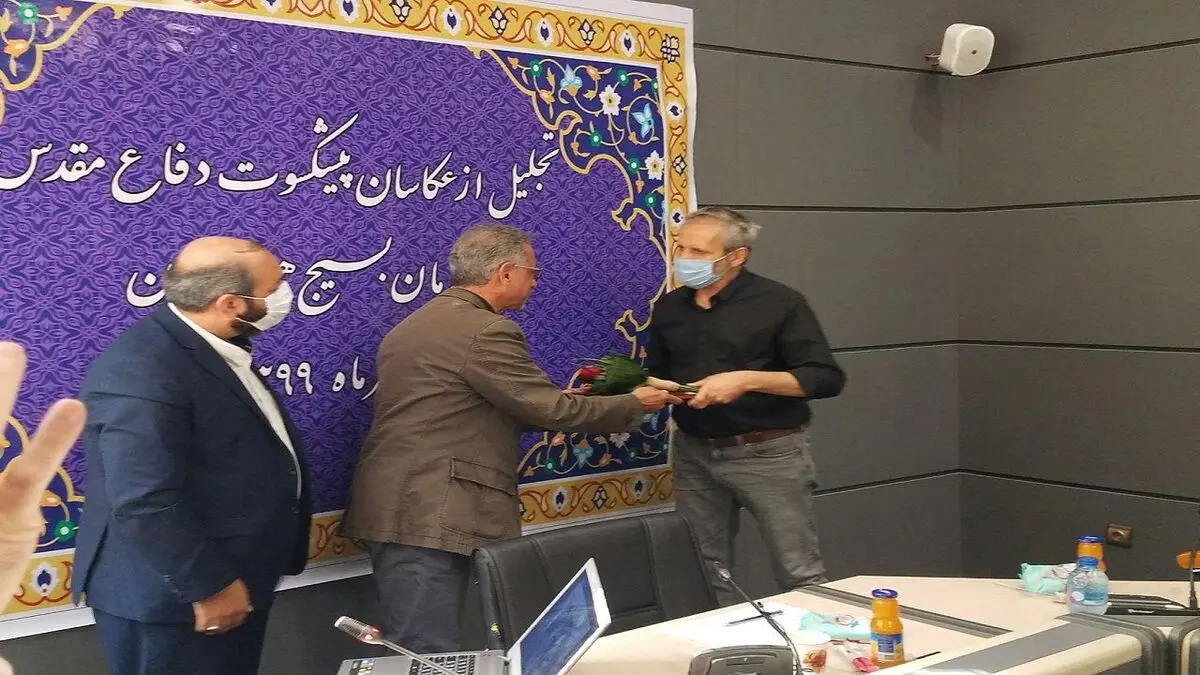 از عکاسان دفاع مقدس تجلیل شد/ عکاس کرمانی: کرمانی‌ها هر چه دارند از حاج قاسم است