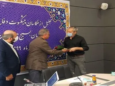 از عکاسان دفاع مقدس تجلیل شد/ عکاس کرمانی: کرمانی‌ها هر چه دارند از حاج قاسم است