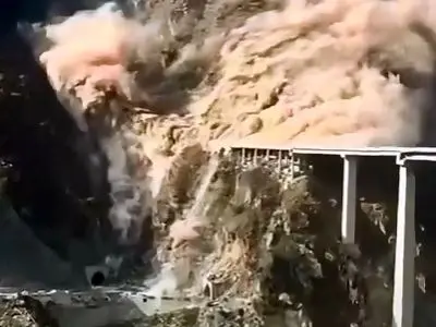 فرو ریختن پل ۷۵۸ متری تازه‌ افتتاح‌ شده در چین + فیلم