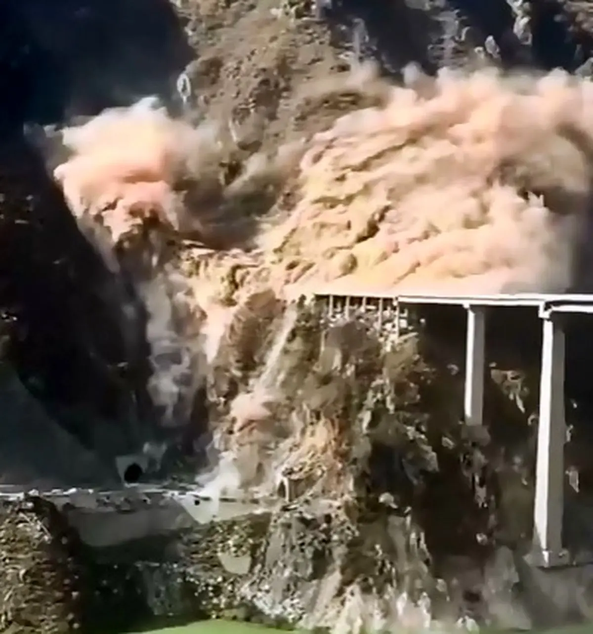 فرو ریختن پل ۷۵۸ متری تازه‌ افتتاح‌ شده در چین + فیلم