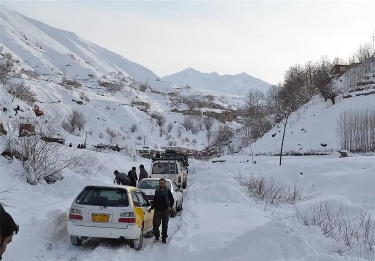 بارش برف راه ارتباطی ۷۰ روستای دلفان را مسدود کرد