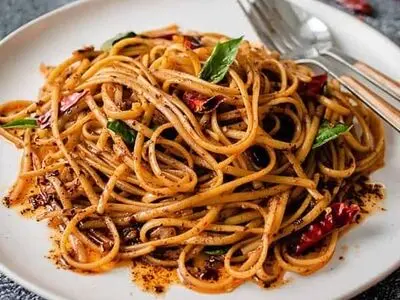 طرز تهیه نودل با سوسیس