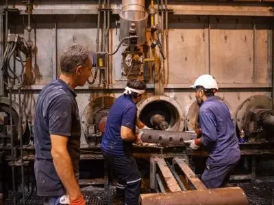 گزارش تصویری از تلاش کارگران شرکت فولاد اکسین خوزستان در خط تولید