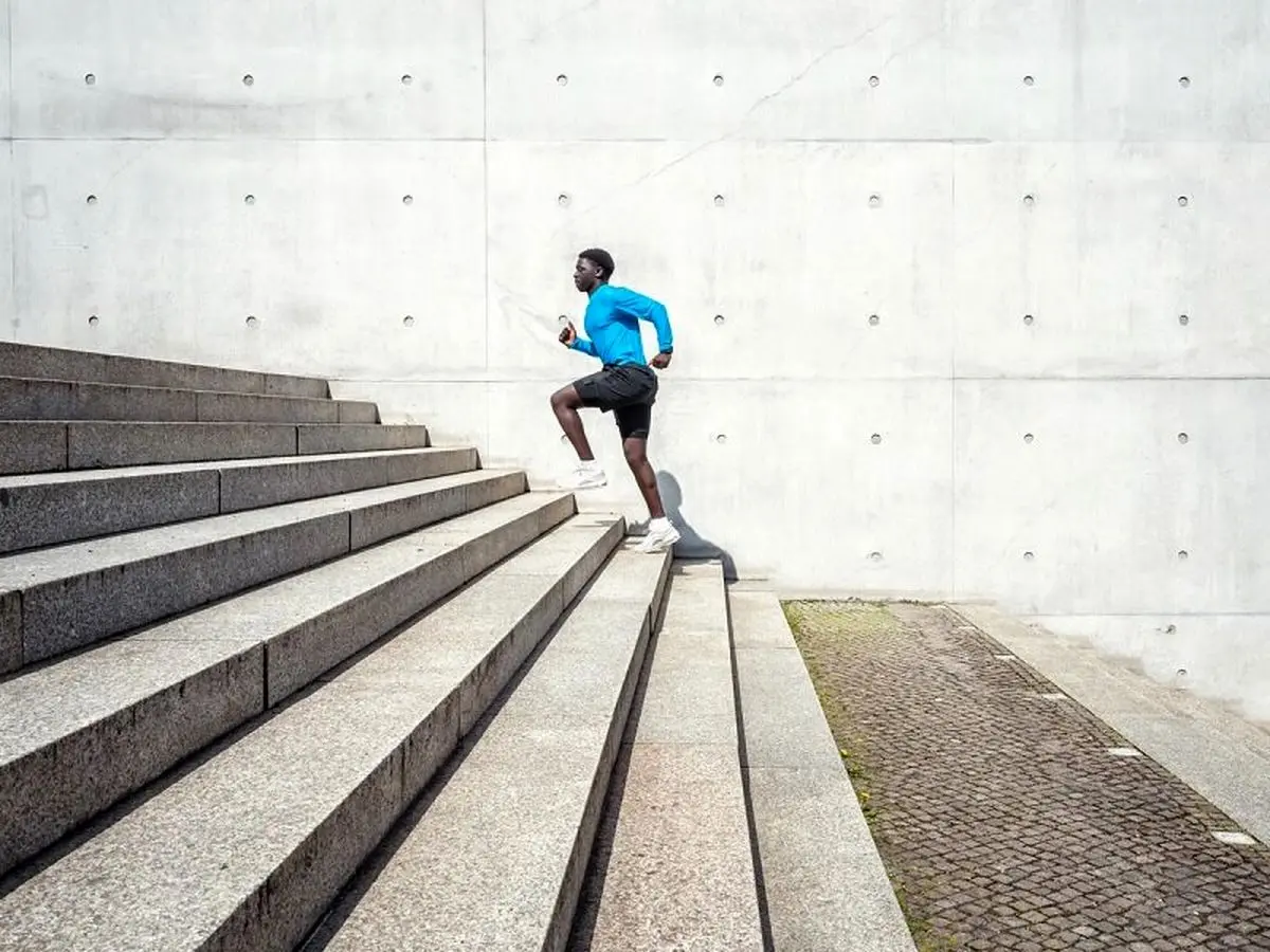 نفس‌نفس زدن بعد از بالا رفتن از پله‌ها؛ طبیعی است یا نشانه مشکل؟