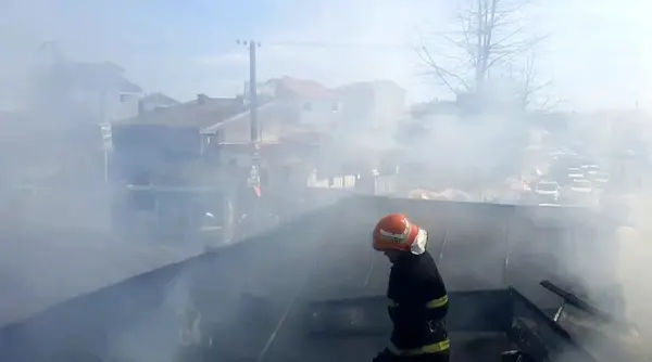 آتش سوزی ۷ مکان تجاری در پیربازار / دشواری عملیات اطفاء به دلیل شعله ور شدن پشت بام‌ها