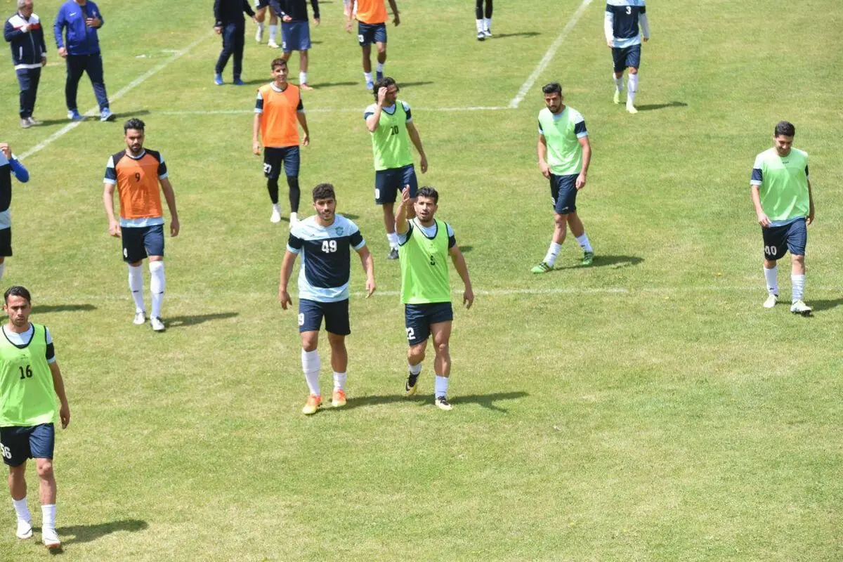 مهاجری به شاگردانش استراحت داد